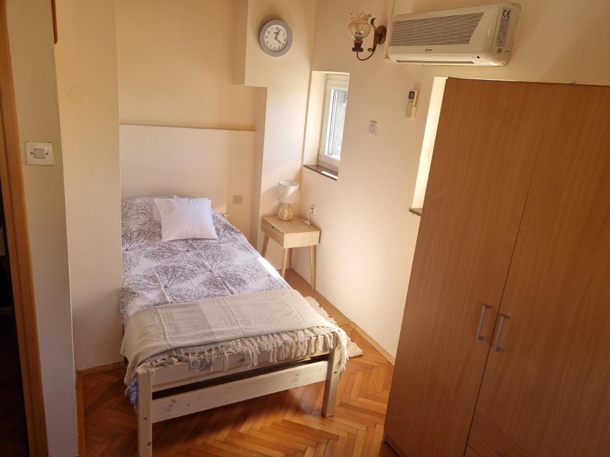 Greenview Apartment With Parking Ровинь Экстерьер фото