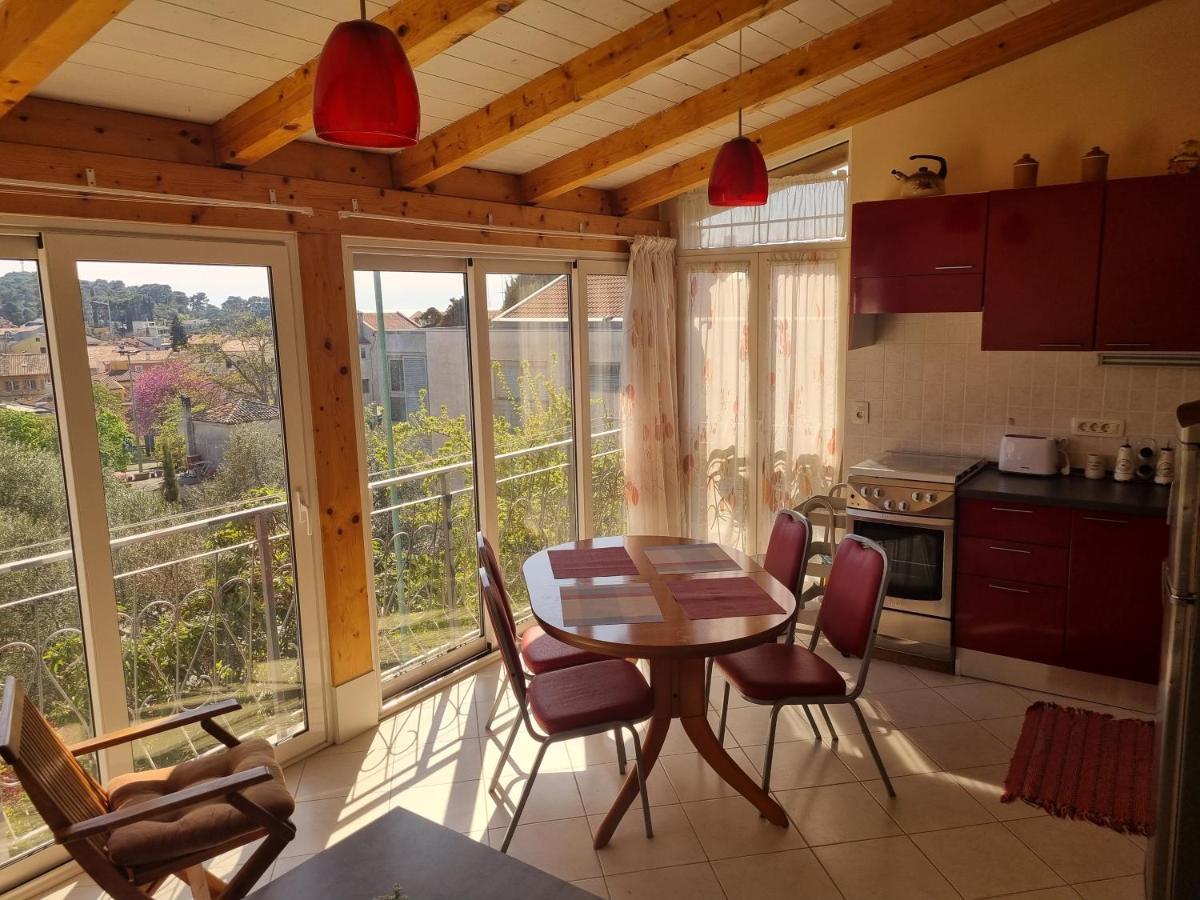Greenview Apartment With Parking Ровинь Экстерьер фото